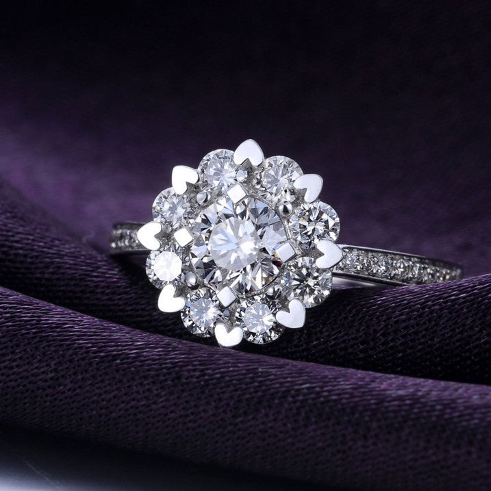 Elegant 18K Star Diamond Ring