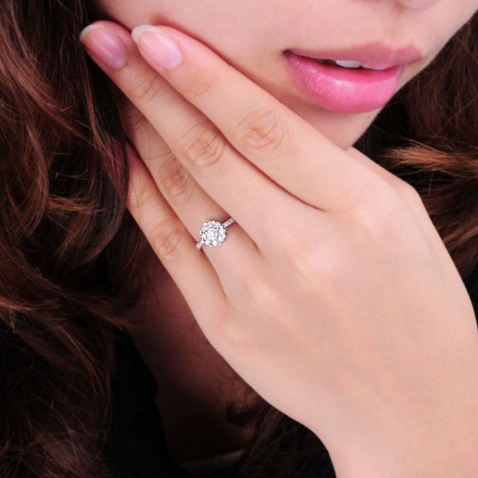 Elegant 18K Star Diamond Ring