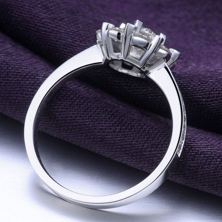 Elegant 18K Star Diamond Ring